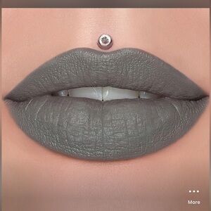 Jeffree Star Grave Digger Velvet
Trap Lipstick